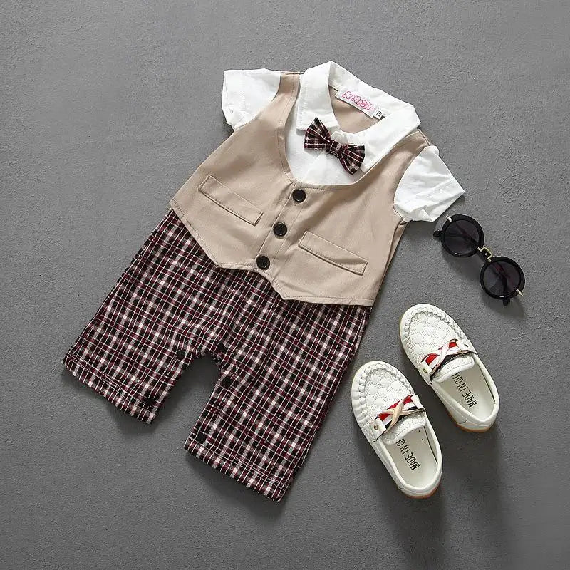 "Bebe" Vêtements d'été pour bébés garçons : combi-short, barboteuses, costumes, combinaisons, gilets, bottines, et bodies.